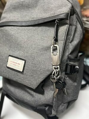 Multifunctional Keychain with Hidden Mini Knife – EDC Tool for Outdoor, Emergency, DIY & Everyday Use